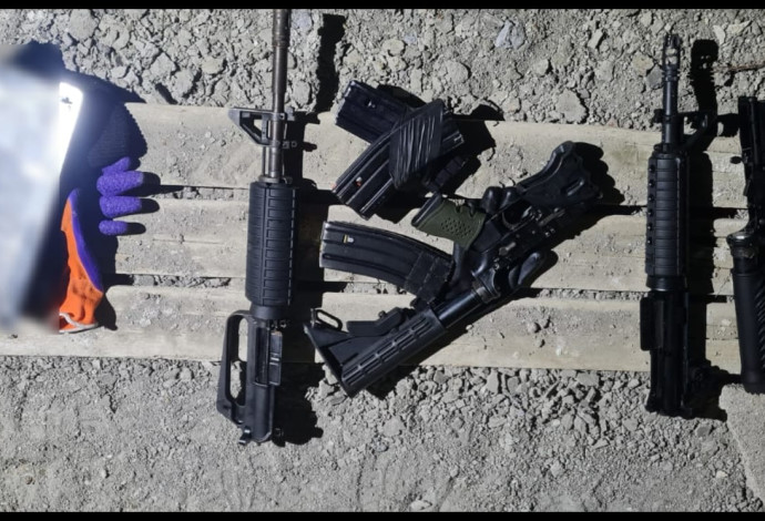 נשקים מסוג M16 שנתפסו בסכנין דקות לאחר ביצוע ירי (צילום:  דוברות המשטרה)