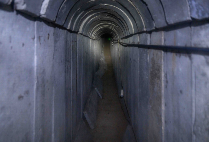 מנהרה תת קרקעית תחת בית הקברות בבני סוהילה בלב ח'אן יונס (צילום:  דובר צה"ל)