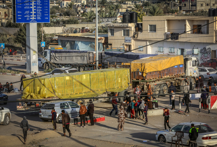 משאיות סיוע לעזה במעבר הגבול כרם שלם. 17 בינואר 2024 (צילום:  עבד רחים חטיב פלאש 90 )