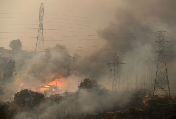 בתים בוערים על רקע התפשטות השריפות בווינה דל מאר בצ'ילה (צילום:  רויטרס)