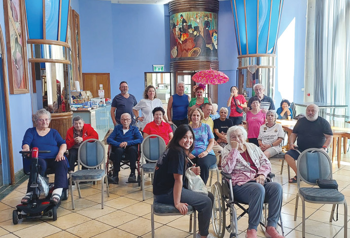 קהילת המפונים בבתי המלון בים המלח  (צילום:  באדיבות איגוד העמותות לזקן)