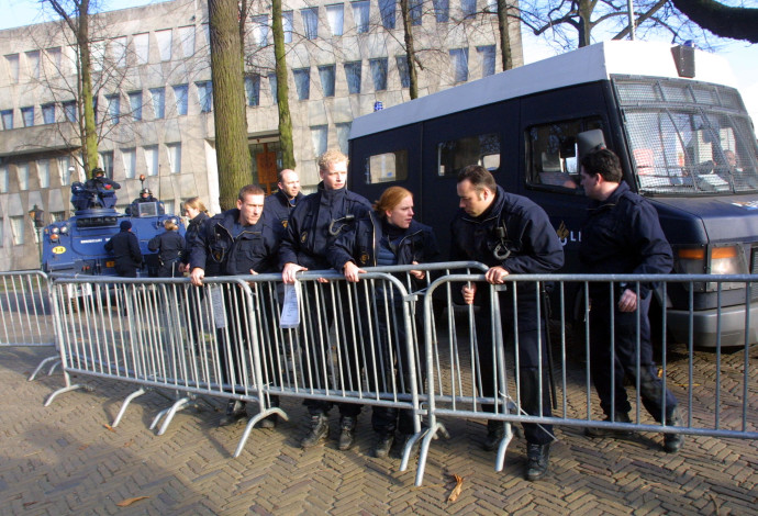 אבטחה ליד שגרירות ישראל בהולנד (צילום:  Michel Porro/Getty Images)