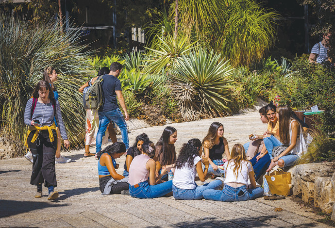 סטודנטים בקמפוס של האוניברסיטה העברית בירושלים (צילום:  אוליבייה פיטוסי פלאש 90 )