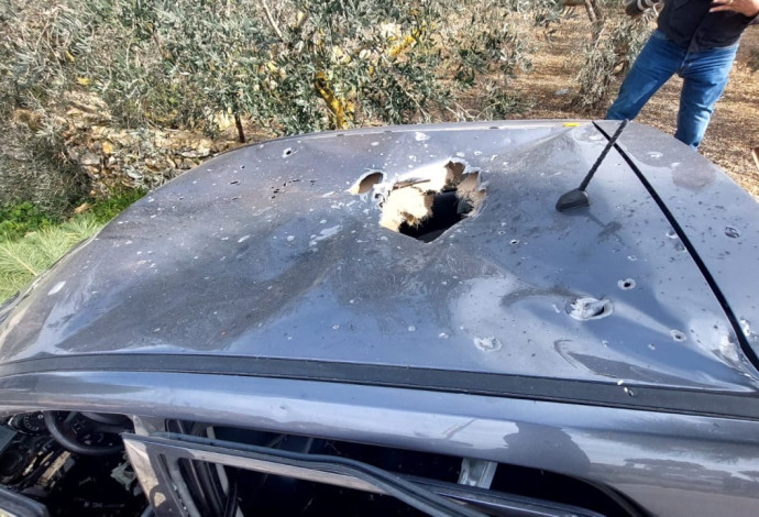 המכונית שהופצצה בבינת ג'ביל (צילום:  רשתות ערביות)