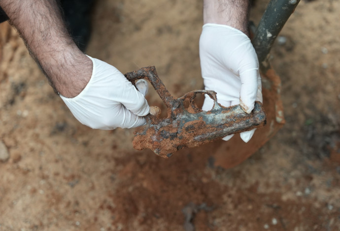 תיעוד של האקדח שמצאה המשטרה ברמלה (צילום:  דוברות המשטרה)