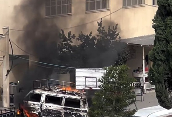 בית ספר עולה בלהבות סמוך לבית החולים "נאצר"  (צילום:  רשתות ערביות, שימוש לפי סעיף 27 א')