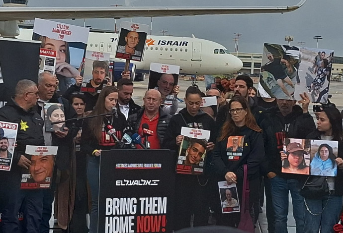משפחות החטופים לפני צאתם להאג (צילום:  מתן וסרמן)