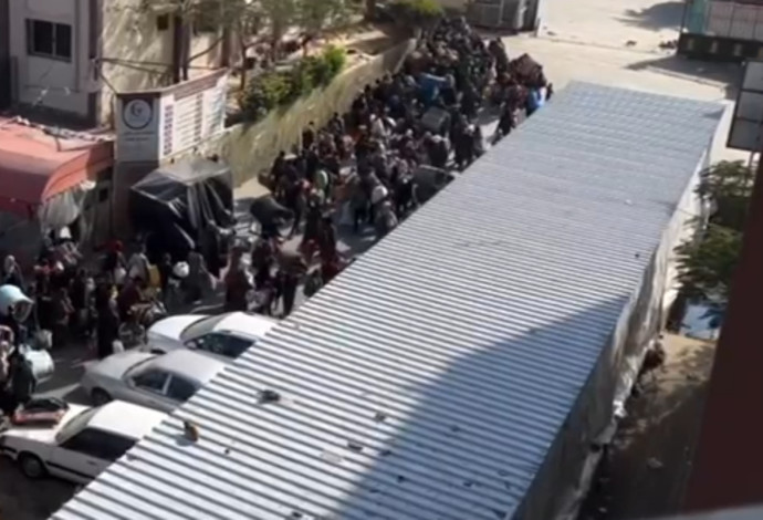 כוחות צה"ל כורזים לאספסוף לצאת מבית החולים נאצר באמצעות רחפן (צילום:  רשתות ערביות)