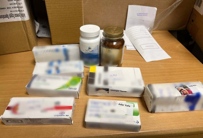 חלק מהתרופות שיועדו לחטופים ואותרו בבית החולים "נאצר" (צילום:  דובר צה"ל)