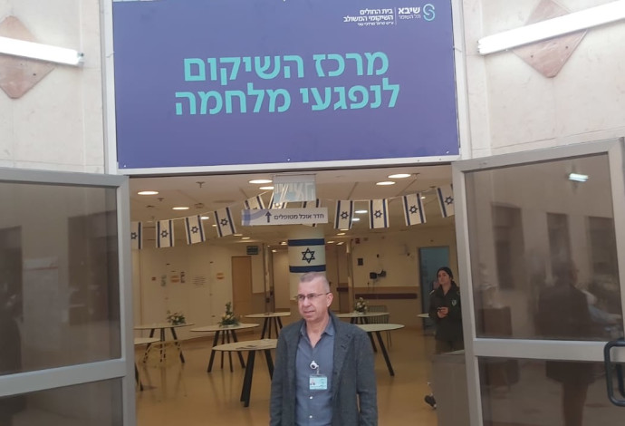 אבי ברוך בכניסה למרכז שיקום לפצועי צה"ל בשיבא (צילום:  משה כהן)