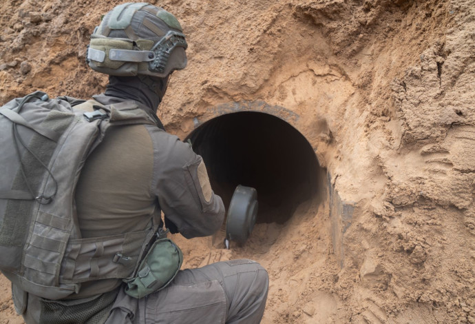 לוחם יהל"ם מפוצץ מנהרה של חמאס (צילום:  דובר צה"ל)