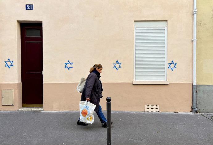 מגני דוד שרוססו על בתי יהודים בפריז (צילום:  REUTERS/Lucien Libert)