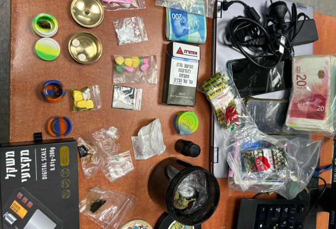 הסמים שנתפסו אצל החשודים (צילום:  דוברות המשטרה)