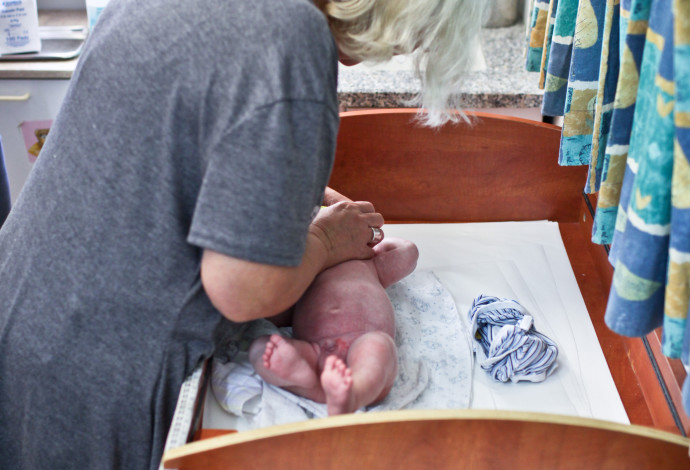 בדיקת תינוק על ידי אחות בטיפת חלב (צילום:  נועם מוסקוביץ', פלאש 90)