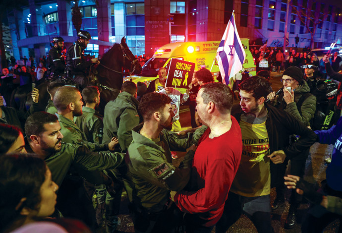 הפגנה במוצאי שבת בתל אביב (צילום:  איתי רון, פלאש 90)