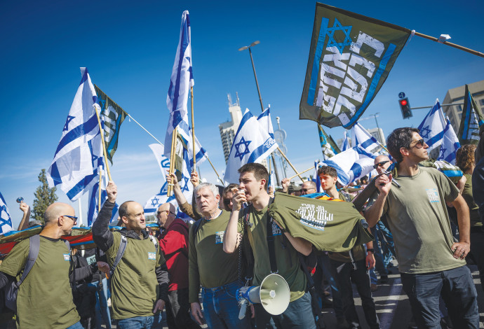 הפגנת גיוס חרדים מול בית המשפט העליון (צילום:  יונתן זינדל, פלאש 90)