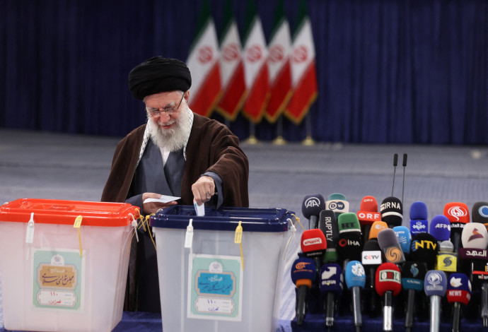 מנהיג איראן עלי חמינאי מצביע בבחירות הפרלמנטריות (צילום:  רויטרס)
