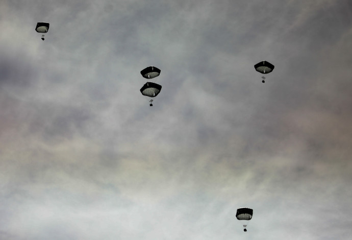 הצנחת סיוע הומניטרי בעזה (צילום:  REUTERS/Kosay Al Nemer)