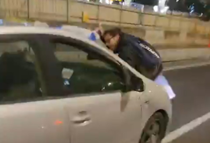 מפגין על רכב באיילון (צילום:  רשתות חברתיות)