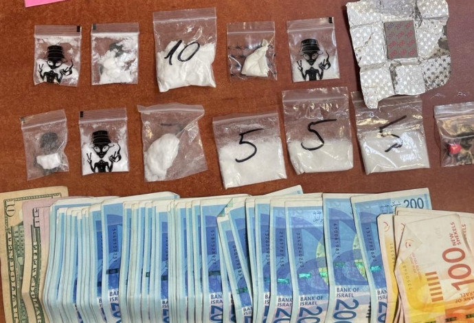 הסמים שנתפסו בדירה (צילום:  דוברות המשטרה)