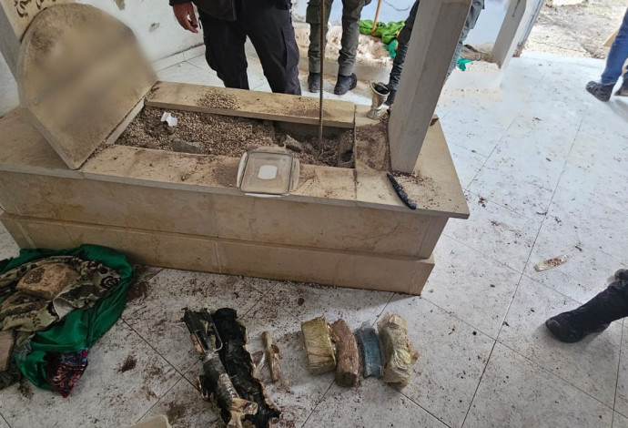 אמצעי לחימה מוסלקים בתוך קבר (צילום:  דוברות המשטרה)