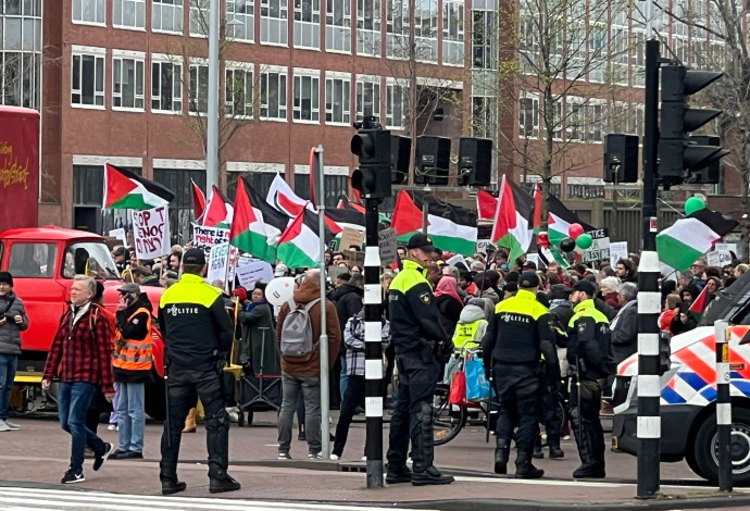 הפגנה להפסקת אש באמסטרדם (צילום:  עמוס בן גרשון, לע"מ)