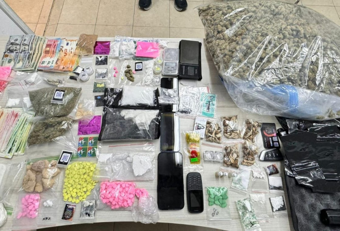 סמים, נזק וכסף שנמצא בדירה בהרצליה (צילום:  דוברות המשטרה)