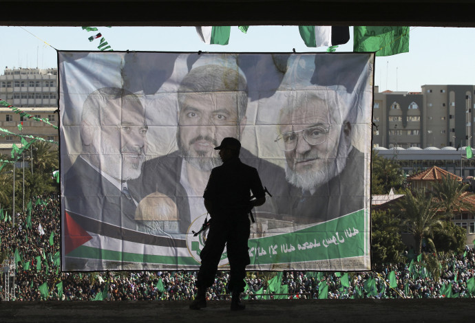 כרזה של בכירי חמאס (צילום:   REUTERS/Suhaib Salem)