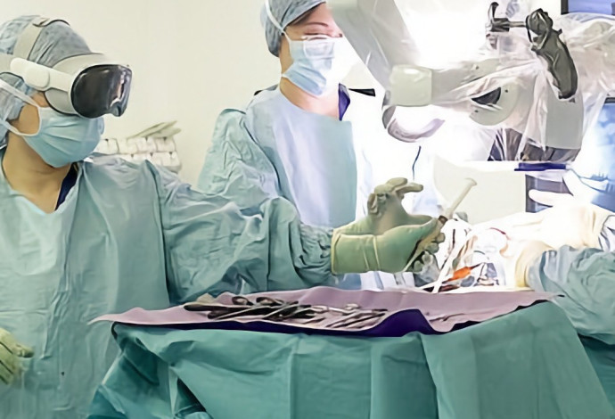לראשונה: אחות נעזרה במשקפי אפל במהלך ניתוח  (צילום:  בי"ח קרומוול)