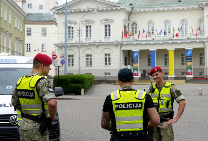 כוחות משטרה בליטא (צילום:  REUTERS/Ints Kalnins)