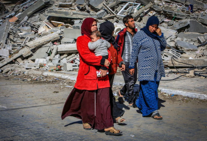 פלסטינים באזור שהותקף אווירית ברפיח (צילום:  עבדל רחים חטיב, פלאש 90)