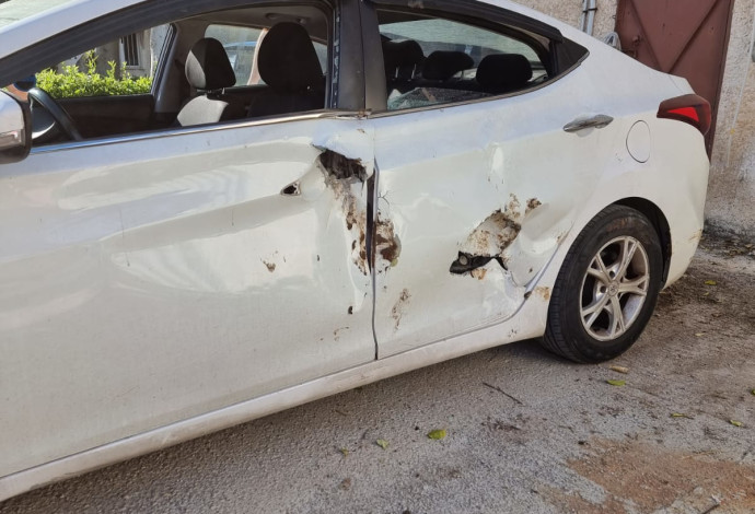 הרכב שנפגע על ידי הקרנף בספארי ברמת גן (צילום:  דוברות הספארי)