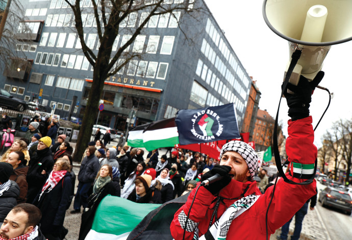 מפגינים בשטוקהולם שוודיה לדרישת הפסקת אש והדרת ישראל מהאירוויזיון (צילום:  רויטרס)