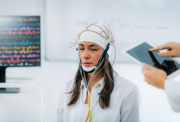 בדיקת EEG לאבחון אפילפסיה. הפרעה בגלים החשמליים (צילום:  אינגאימג)