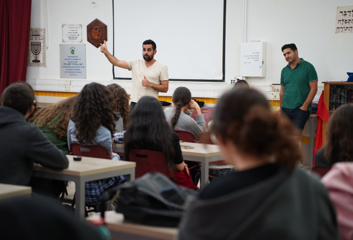 המפגש המיוחד של המילואימניקים עם תלמידי תיכון "אמית" (צילום:  הרבעון הרביעי)