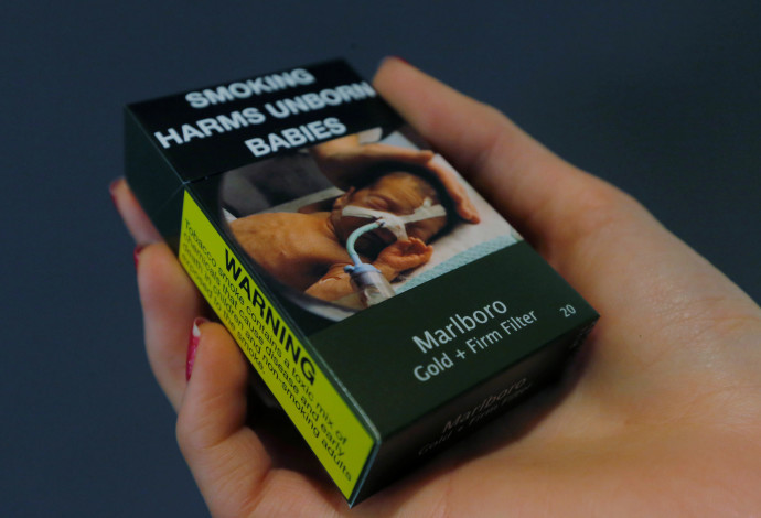 חפיסת סיגריות ועליה תמונה הממחישה נזקי עישון (צילום:  רויטרס)