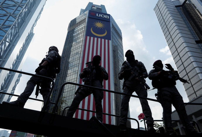 כוחות משטרה במלזיה (צילום:  REUTERS/Hasnoor Hussain)