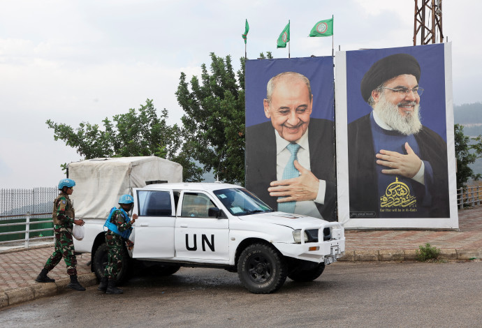 רכב של האו"ם סמוך לתמונה של נסראללה בלבנון (צילום:  REUTERS/Mohamed Azakir)