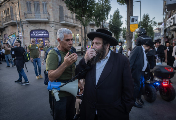 מחאה על חוק הגיוס: עימותים בין "אחים לנשק" לחרדים במאה שערים (צילום:  חיים גולדברג, פלאש 90)