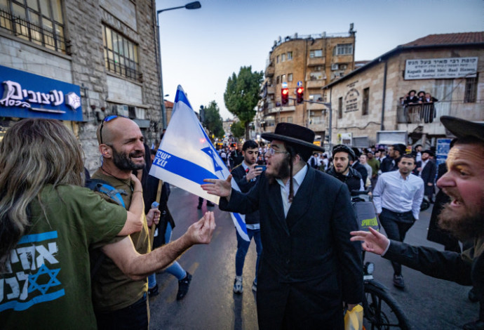 מחאה על חוק הגיוס: עימותים בין "אחים לנשק" לחרדים במאה שערים (צילום:   יונתן זינדל פלאש 90)