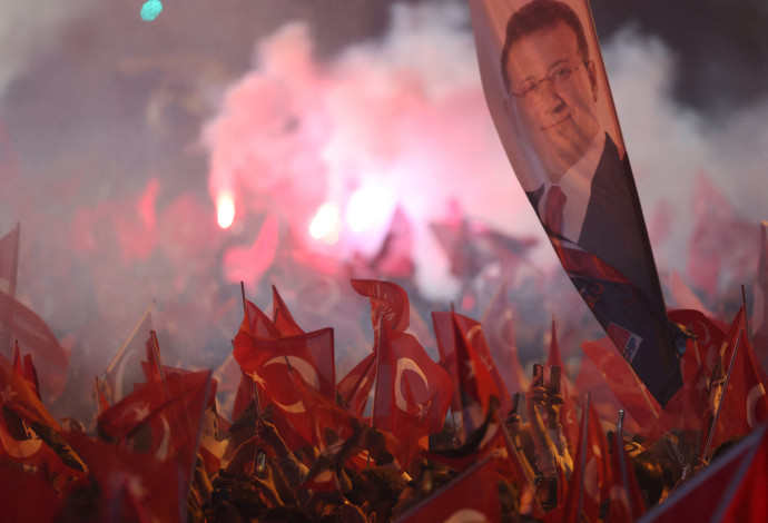 תומכי האופוזיציה בטורקיה חוגגים את הניצחון בבחירות המקומיות (צילום:  REUTERS/Umit Bektas)