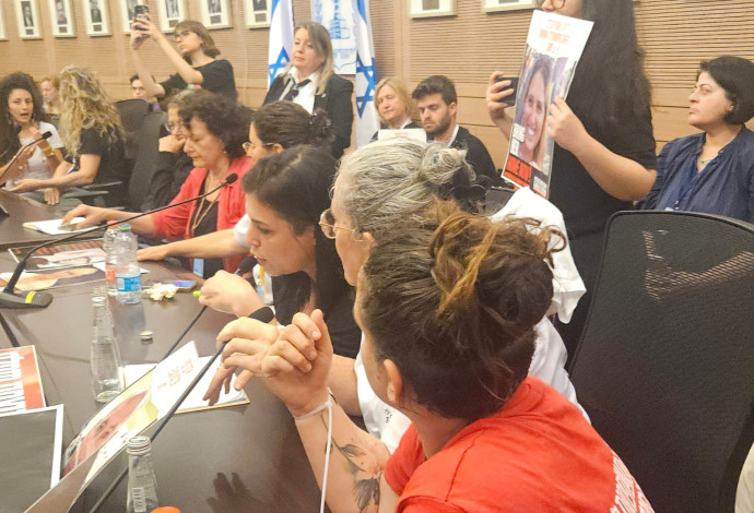 משפחות החטופים אזקו עצמם במהלך דיון בכנסת (צילום:  מטה משפחות החטופים)