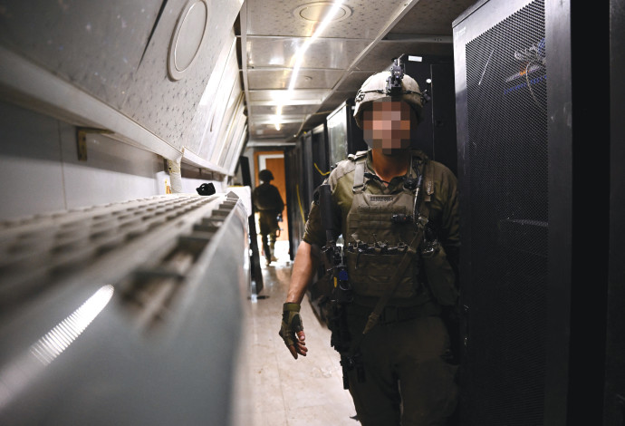 חייל ישראלי במנהרת פיקוד של חמאס הפועלת בחלקה מתחת למפקדת אונרא ברצועת עזה, 8 בפברואר 2024 (צילום:  רויטרס)