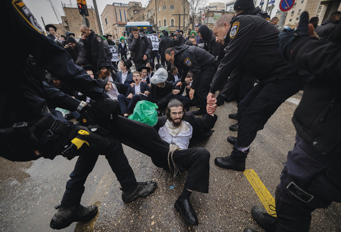 הפגנת חרדים נגד גיוס לצבא (צילום:  יונתן זינדל, פלאש 90)