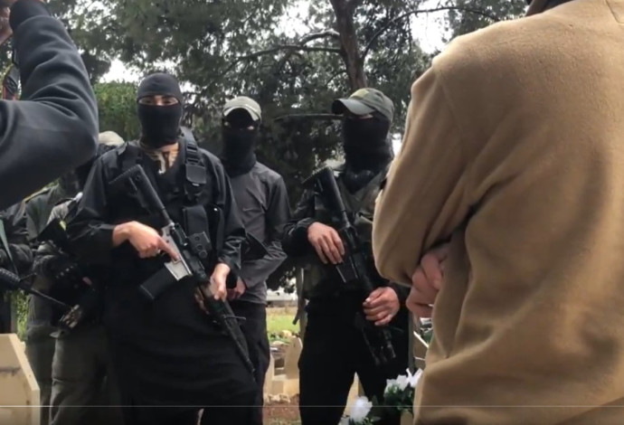 חמושים ליד קברי "שהידים" (צילום:  שימוש לפי סעיף 27א')