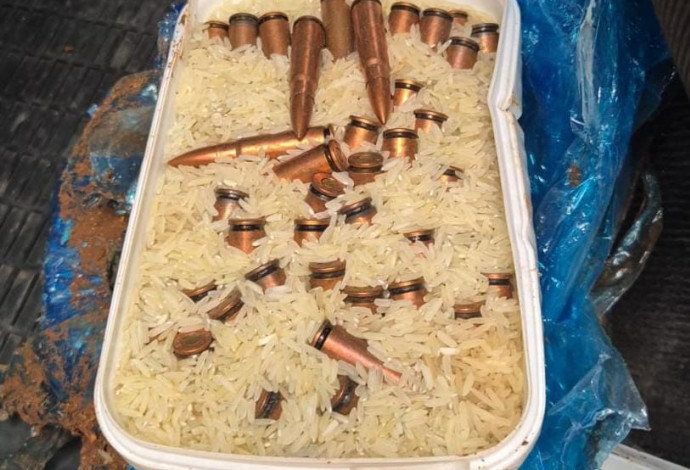 תחמושת בקופסאות אורז (צילום:  דוברות המשטרה)