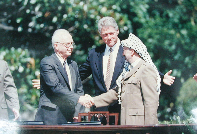 חתימת הסכם אוסלו 13.9.1993 +לחיצת היד (צילום:  ראובן קסטרו)