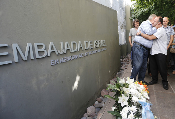 האנדרטה לזכר קורבנות הפיגוע בשגרירות ישראל בארגנטינה ב-1992 (צילום:  REUTERS/Enrique Marcarian)