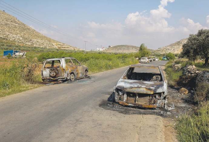 מכוניות שרופות שהציתו מתנחלים בכפר בשטחים (צילום:  פלאש 90)