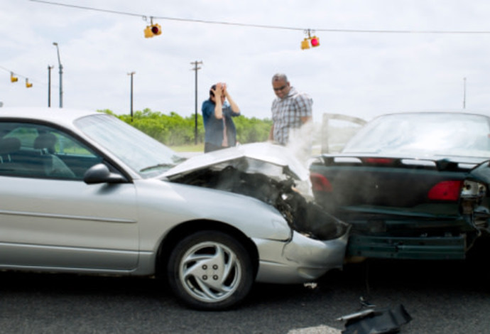 כיצד קובעים מי אשם בתאונות דרכים בין מספר כלי רכב? (צילום:  Yellow Dog Productions gettyimages)